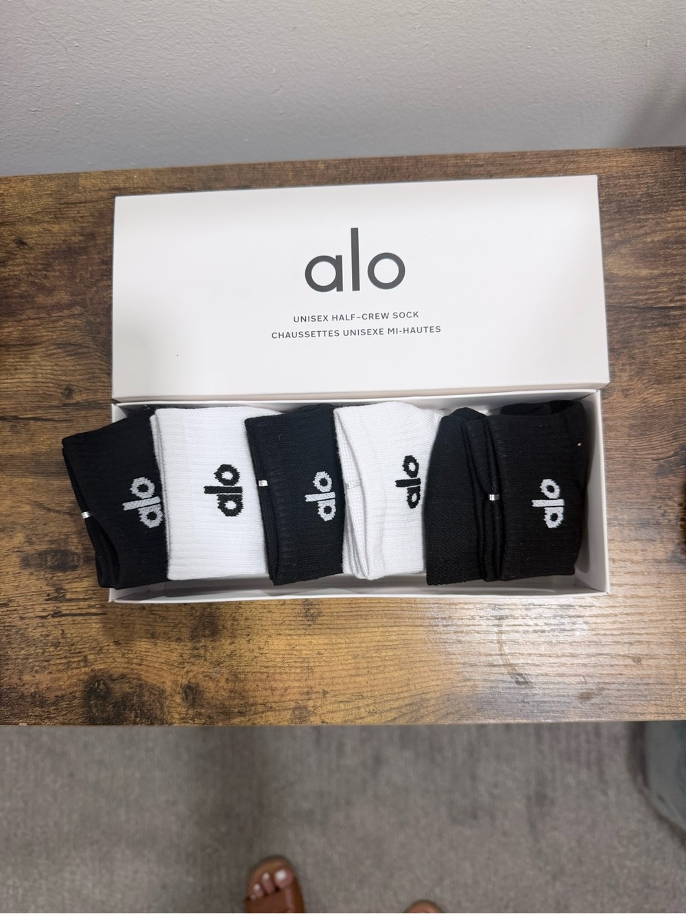 ALO Yoga Unisex Half-Crew Socks – Black and White Pack - Picture 2 of 4